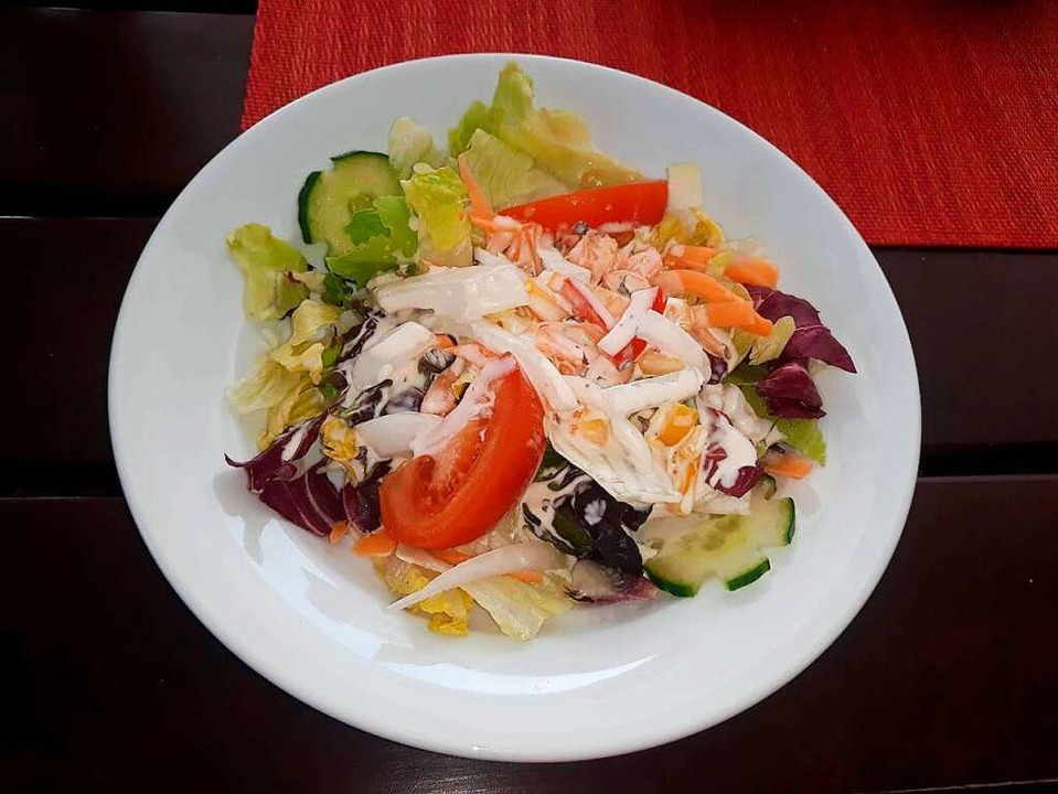 Auch Salate gibt es im Angebot  | Foto: Andreas Meinzer