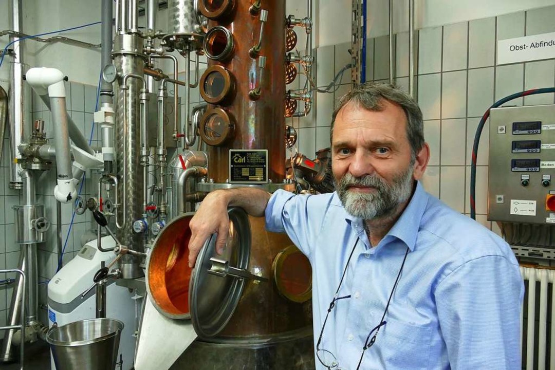 Professor Ralf Klling in der Brennerei  | Foto: ia