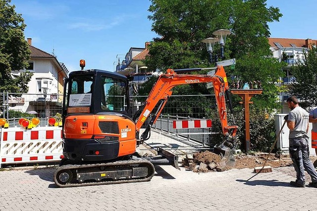 Ein Bagger ffnet die Strae, um die S...er Bernhardusbrcke umlegen zu knnen.  | Foto: Frank Schoch