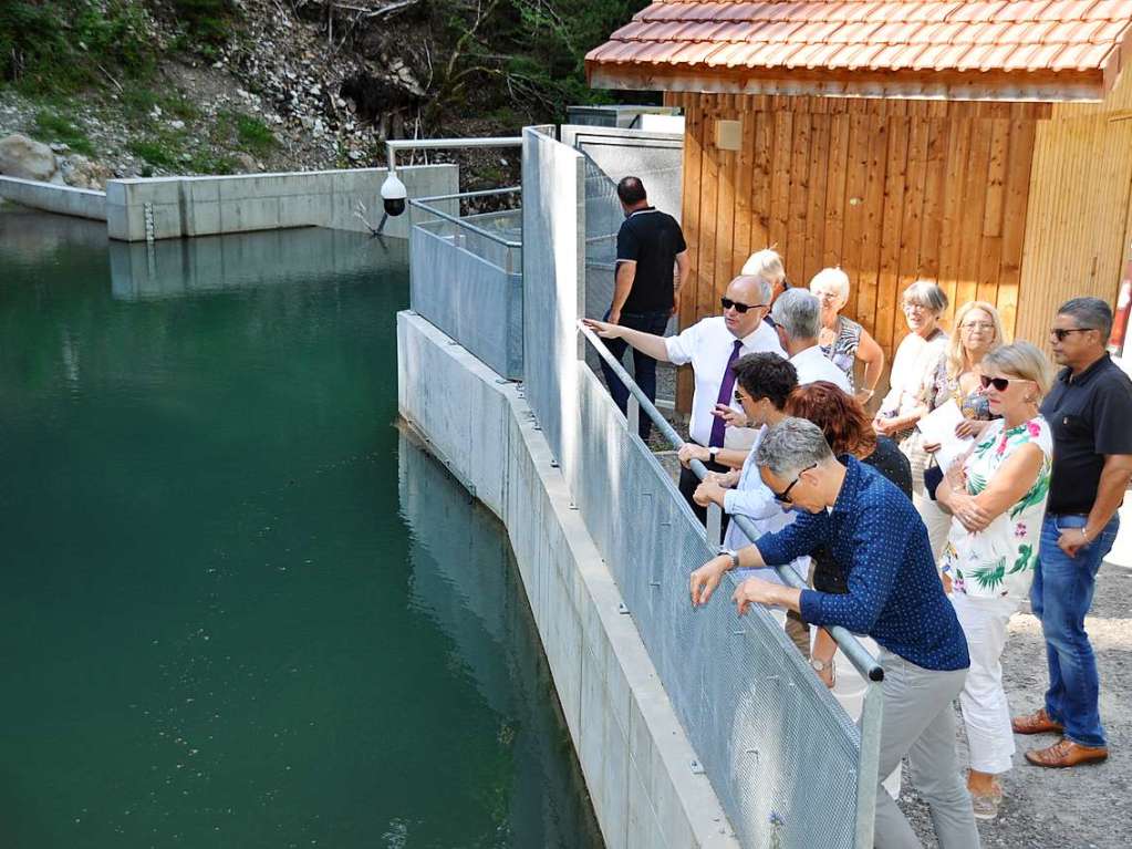 Bonnevilles Brgermeister Stphane Valli erlutert Gemeinderten aus Staufen  groe Projekte der Stadt, darunter auch das krzlich eingeweihte Wasserkraftwerk. Fr 20 Jahre im Besitz der Bonneviller Stadtwerke produziert es Strom fr 1500 Haushalte.