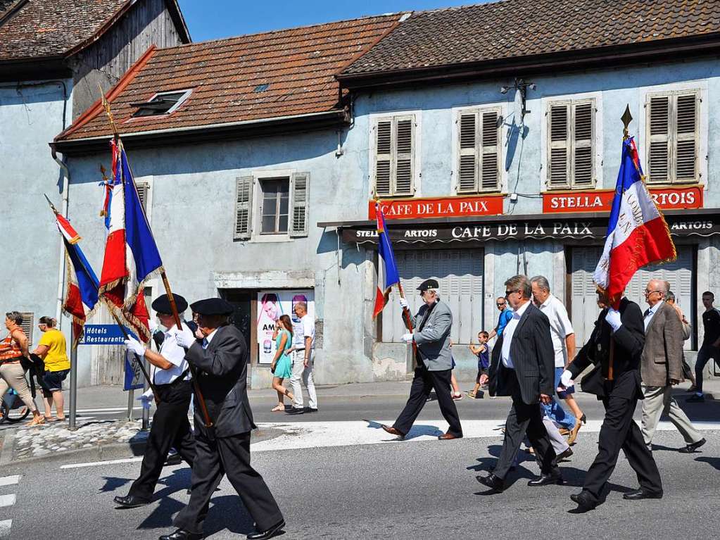 Diese Herren, Vertreter der Widerstandskmpfer, haben fr den Frieden gekmpft. Das traditionelle Caf de la Paix ist leider geschlossen.