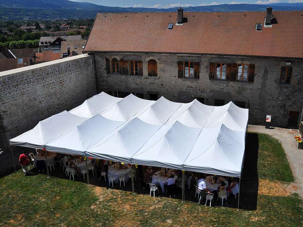 Im Innenhof fand das Mittagessen statt - nach der Erffnung der Burg am 15. Juni das erste Mal, dass hier eine groe Gruppe bewirtet wurde.