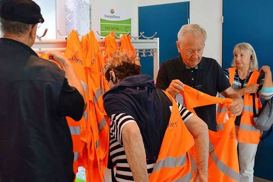 Sicherheit geht vor: Vor der Führung ziehen die Teilnehmer Warnwesten an (Foto: Horatio Gollin) Sicherheit geht vor: Vor der Führung ziehen die Teilnehmer Warnwesten an (Foto: Horatio Gollin)