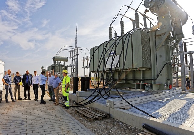 Ortstermin im neuen Umspannwerk: Am 11...olt-Anlagenteil wird noch gearbeitet.   | Foto: Martin Wendel