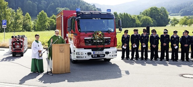 Feuerwehrfahrzeugweihe: Pfarrer Thomas...nstein segnete den neuen Gertewagen.   | Foto: Gabriele Zahn