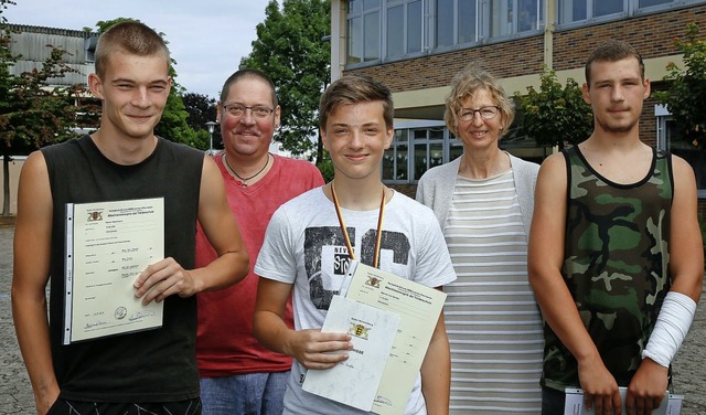 Die drei Absolventen (vorne) Kevin Her...mler und Schulleiterin Marianne Thoma.  | Foto: Sandra Decoux-Kone