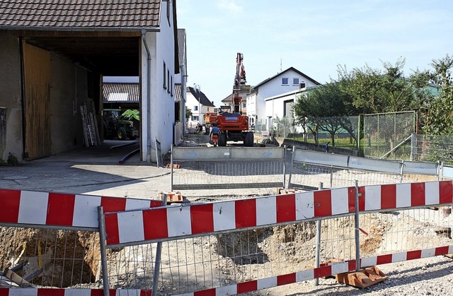 Die Arbeiten im Grasweg in Ringsheim laufen.   | Foto: Adelbert Mutz