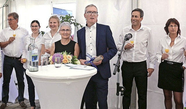 Paul Gut (Dritter von rechts) mit sein... (Vierte von rechts) und Mitarbeitern   | Foto: Sandra Decoux-Kone