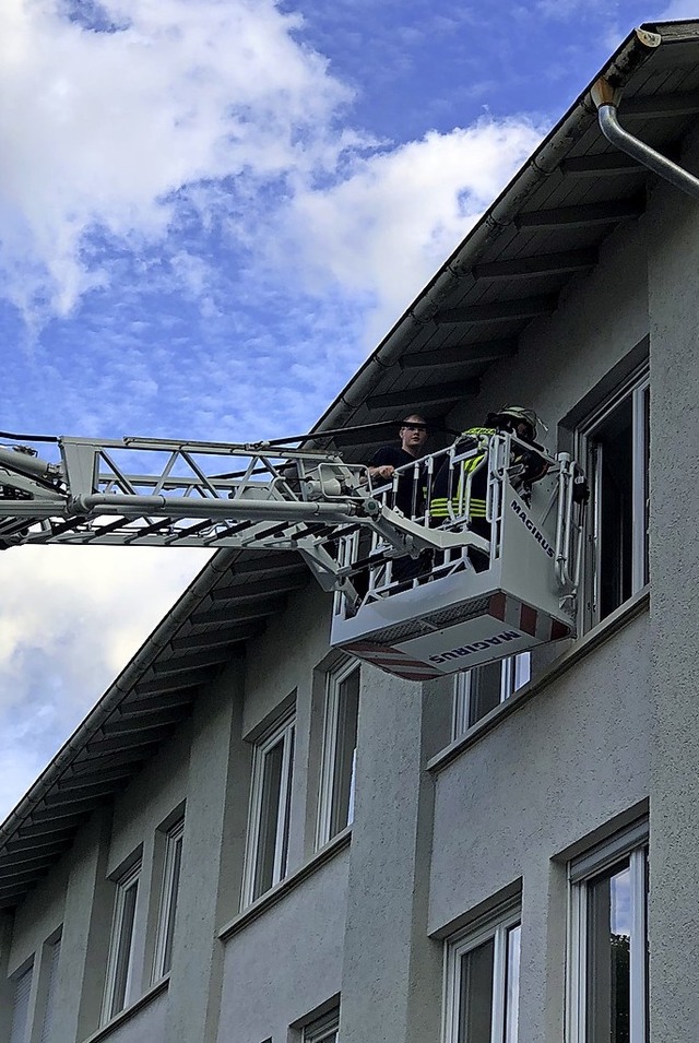ber die Leiter der  Feuerwehr Steinen ging es in die oberen Stockwerke.    | Foto: Paul Schleer