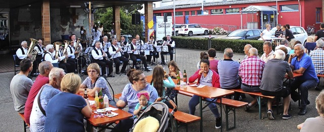 Auf dem Bleibacher Schulhof musizierten die Mihlibach Musikanten.   | Foto: Regina Lorenz