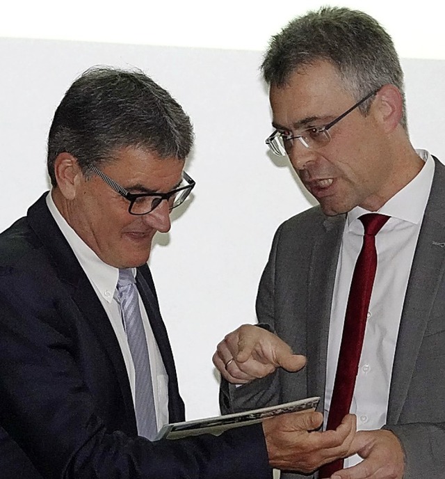 Martin Mller (rechts) berreicht Bernhard Stockmar die Enlassungsurkunde   | Foto: Hans-Jrgen Hege