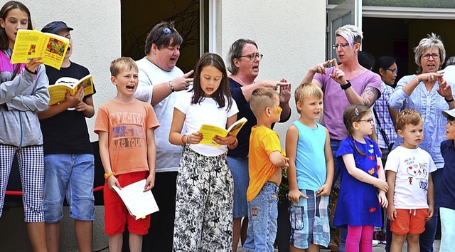 <BZ-FotoAnlauf>Seelsorgeeinheit:</BZ-F... umrahmte das Sommerfest mit Liedern.   | Foto: Gabriele Rasenberger