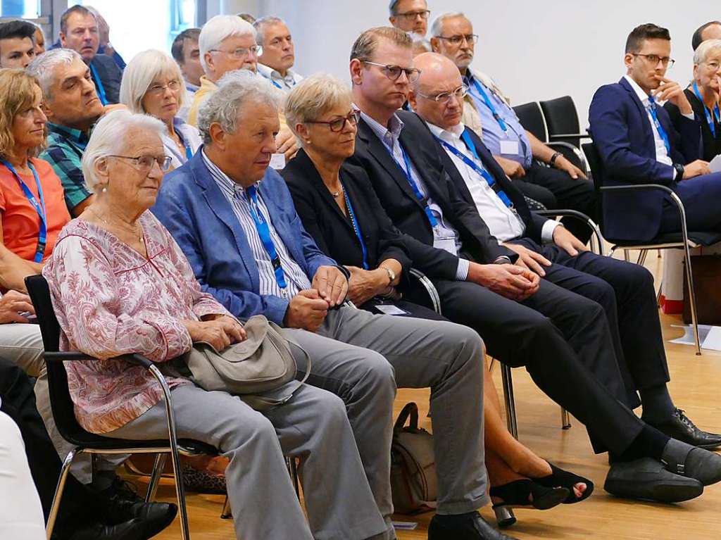 Auch Gisela Sick (links), Frau des Sick- Grnders Erwin Sick, zhlte zu den Zuhrerinnen.