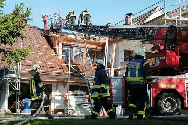 Dach eines Hauses in Malsburg gert in Brand