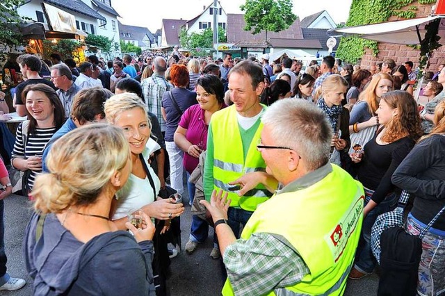 Die St. Georgener Weintage waren  bei ...n genau hin und ging auf die Gste zu.  | Foto: Rita Eggstein