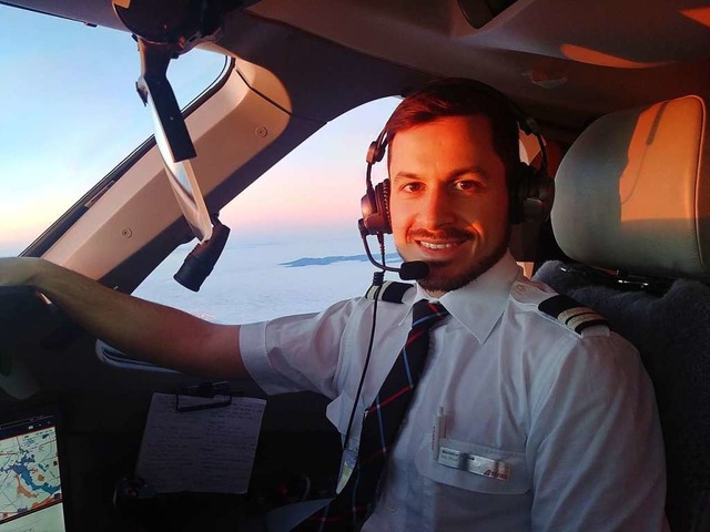 Der Pilot Max Mashaal fhrt Buch: Er s...r bisher bis zu 1000 Mal geflogen ist.  | Foto: Privat