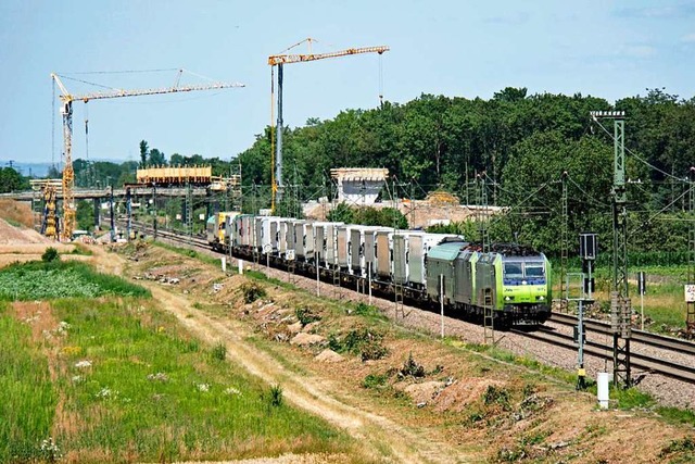 Die Bauarbeiten an der Rheintalbahn im...ch die Ausgestaltung des Lrmschutzes.  | Foto: Heinz Gttlich