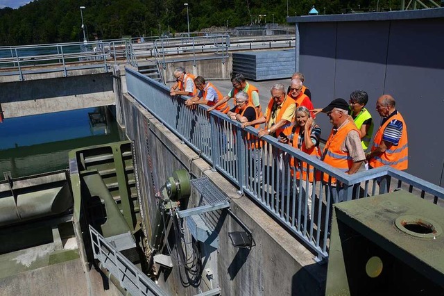 Interessiert schauen sich die BZ-Leser im Wasserkraftwerk um.  | Foto: Horatio Gollin