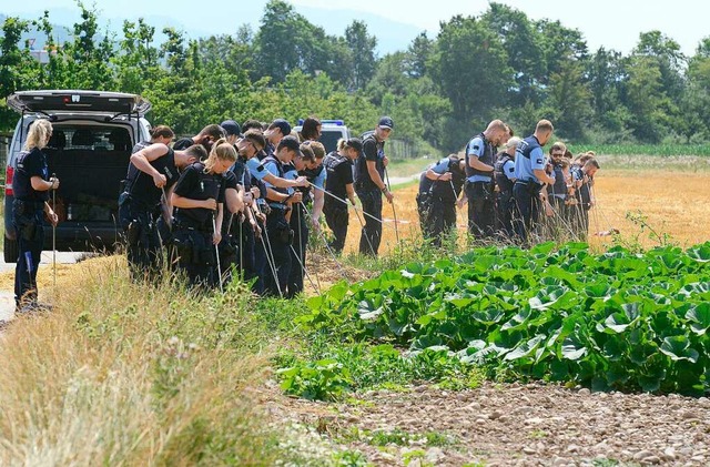 Polizeibeamte durchsuchen am Donnersta...s Fundorts der Leiche des 24-Jhrigen.  | Foto: Ingo Schneider