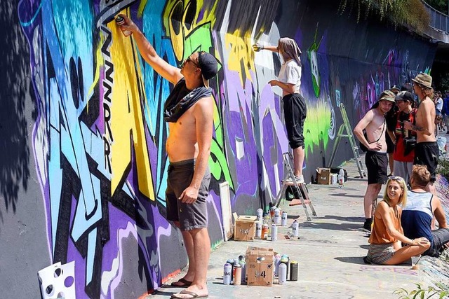 Beim Summer Graffiti Jam bemalen Graff... Unterfhrung an der Hildastrae neu.   | Foto: Thomas Kunz