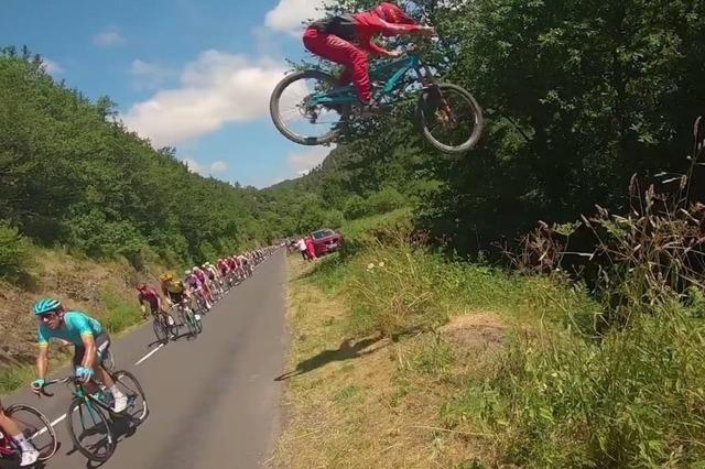 Video: Junger Mountainbiker springt über die Tour de France