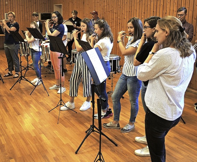 Die Musikerinnen und Musiker beim  Abschlussstck.  | Foto: Roland Vitt