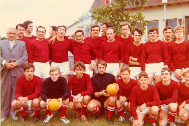 Die erste Mannschaft von 1971. Max Gan... von rechts) waren schon damals dabei.  | Foto: SV Ballrechten-Dottingen