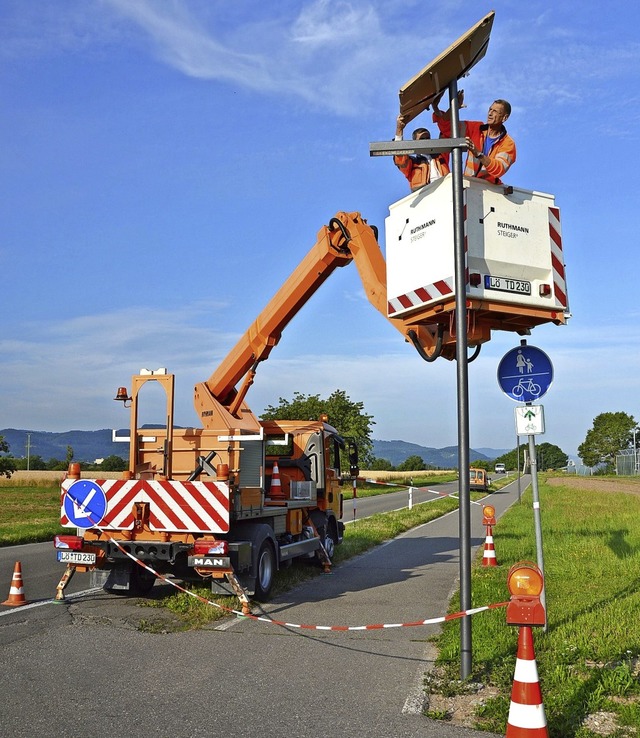 Leo Sciara (links) und Michael Wagner,...ienste,  montieren eine Solarleuchte.   | Foto: Horatio Gollin