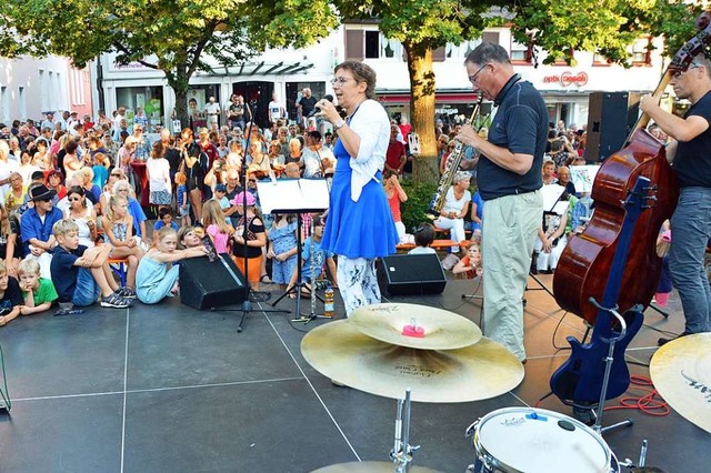 Die Gruppe &#8222;Rare Tulpe&#8220; lockte viele Zuschauer an die Bhne.  | Foto: Gerhard Lck