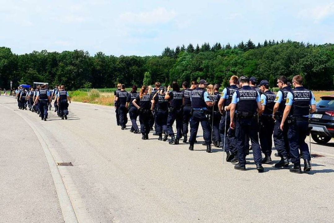 Der Einsatz der Polizeibeamtinnen und -beamten am Donnerstagmittag.  | Foto: Ingo Schneider