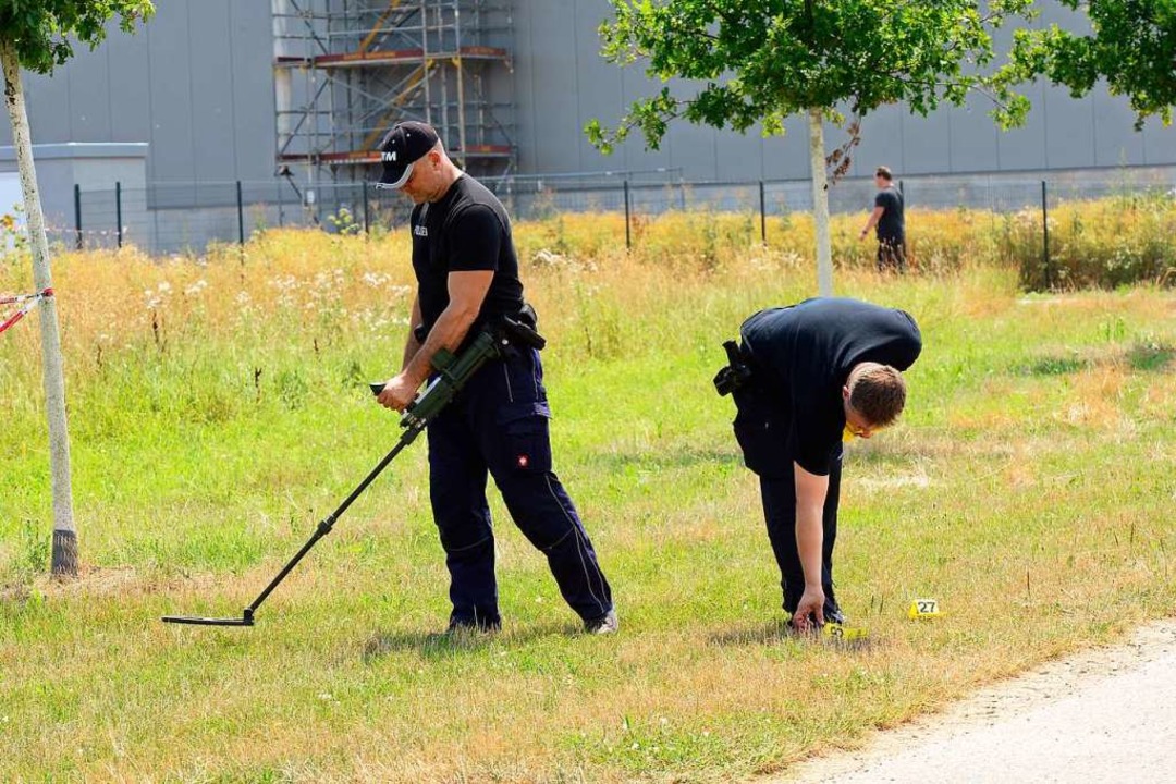 Die Einsatzkrfte setzten auch Metalldetektoren ein.  | Foto: Ingo Schneider