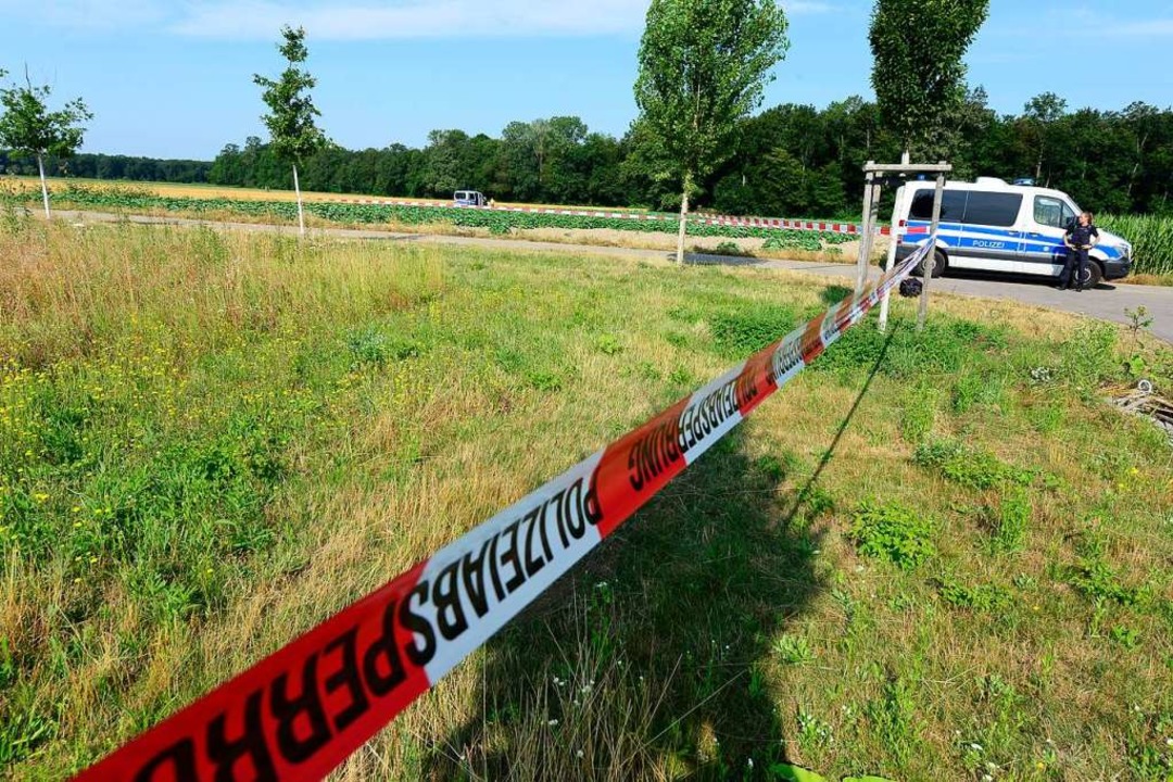 Rund um den Fundort der Leiche wurde das Gelnde weitrumig abgesperrt.  | Foto: Ingo Schneider