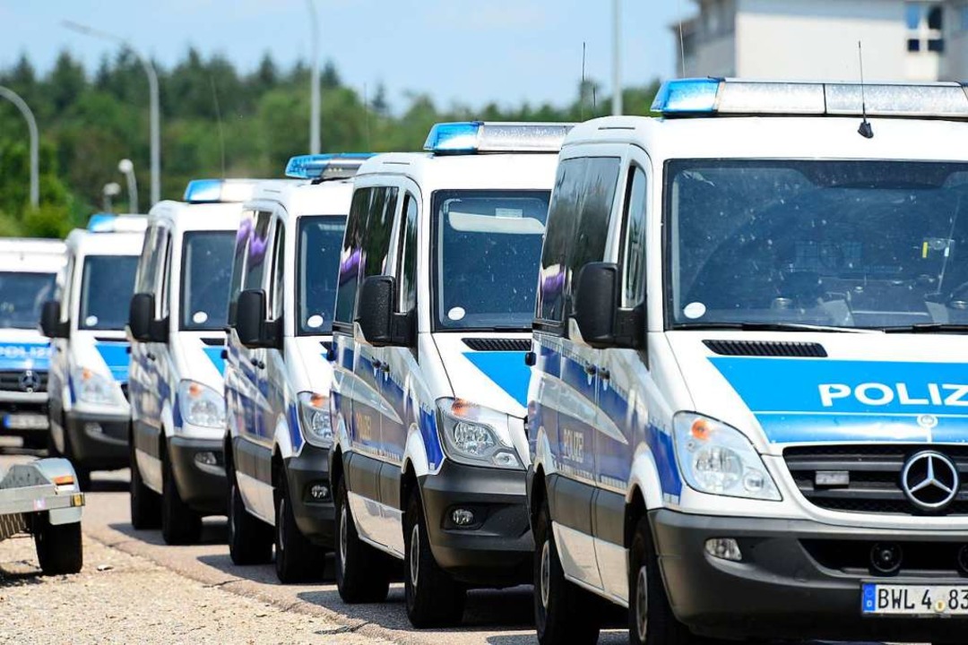 Die Polizei rckte unter groem Personaleinsatz aus.  | Foto: Ingo Schneider