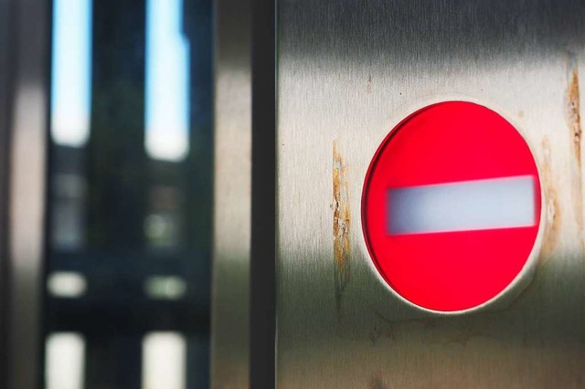 Das leuchtend-rote Durchfahrt-Verboten...t, dass der Aufzug nicht funktioniert.  | Foto: Susanne Gilg