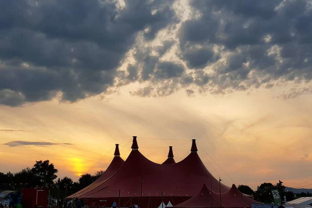 Dunkle Wolken über dem Zirkuszelt? Die...Foto von BZ-Leserin Stefanie Pietsch).  | Foto: Stefanie Pietsch