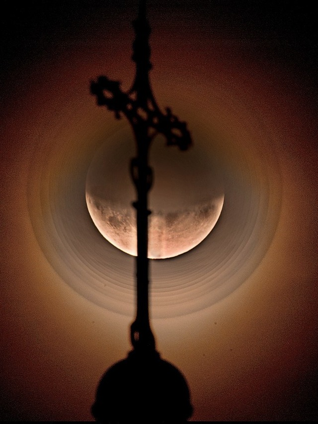 <BZ-FotoAnlauf> Himmel</BZ-FotoAnlauf>, der Mond hinter dem Kirchenkreuz!   | Foto: Julian Shroff