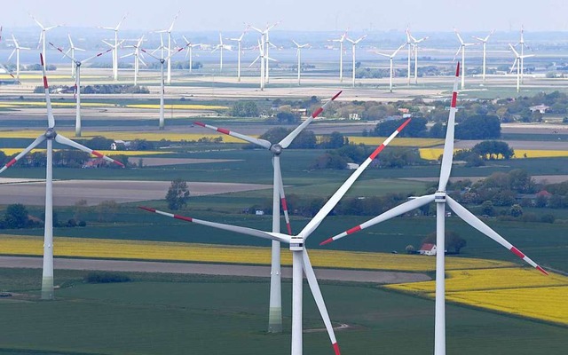 Vor allem in Norddeutschland stehen viele Windparks.  | Foto: Carsten Rehder (dpa)