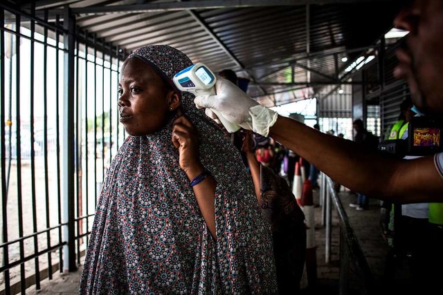 Eine Frau wird am Grenzbergang von Ru...n Kongo auf Ebola-Anzeichen berprft.  | Foto: JOHN WESSELS (AFP)