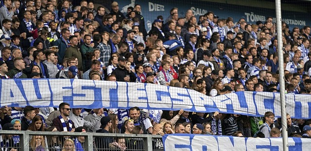 Die Fans in Duisburg fordern den Aufstieg.   | Foto: Bernd Thissen (dpa)