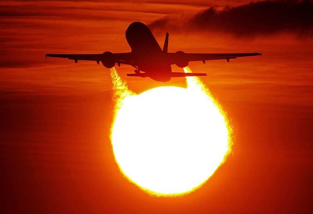 Fliegen macht vielen Menschen Spa, zerstrt aber die Umwelt.   | Foto: Julian Stratenschulte (dpa)