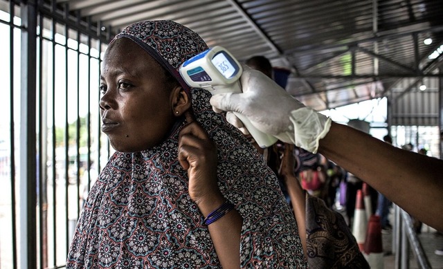 Eine Frau wird am Grenzbergang von Ru... Kongo auf Ebola-Anzeichen berprft.   | Foto: JOHN WESSELS (AFP)