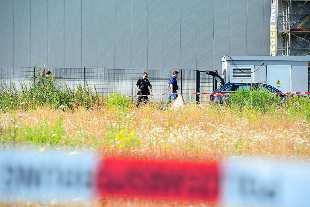 Kripoleute untersuchen den Fundort der...tsburger Strae im Gewerbegebiet Haid.  | Foto: Ingo Schneider