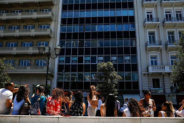 Nach dem Erdbeben versammelten sich die Menschen in Athen im Freien.  | Foto: Petros Giannakouris (dpa)