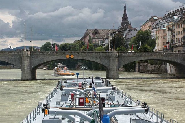 In Basel hat das Schiff (Symbolbild) e...t. Die Schden werden noch untersucht.  | Foto: Julia Jacob
