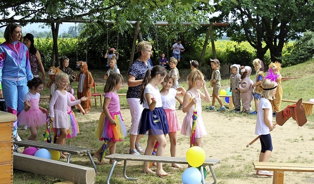 Eine Zirkusshow boten die Kinder des K...n Niederhausen  bei ihrem Sommerfest.   | Foto: Lara Stehlin