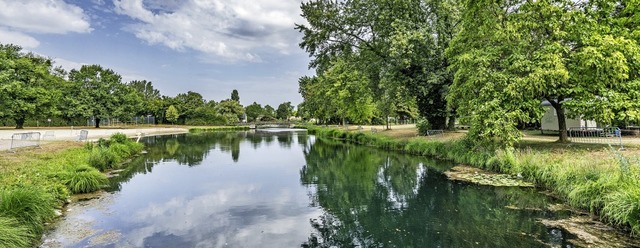 Lediglich im Naturbad Goldscheuer darf derzeit  nicht geschwommen werden.   | Foto: stadt