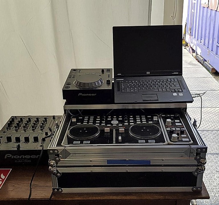 Das DJ-Pult im Backstagebereich  | Foto: Privat