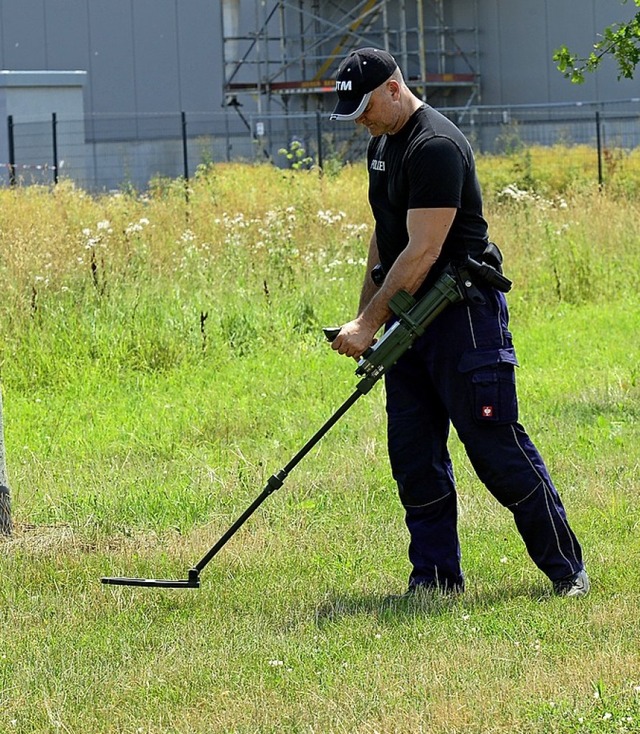 Die Polizei hat am Donnerstag die Umge... auch mit Metalldetektoren abgesucht.   | Foto: Ingo Schneider