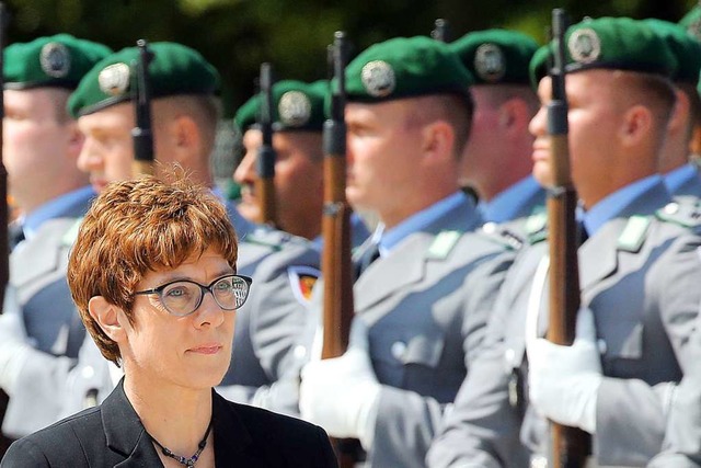 CDU-Chefin und Neu-Verteidigungsminist...ner Bendlerblock an Soldaten vorbei.    | Foto: Wolfgang Kumm (dpa)