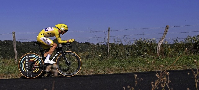 Julian Alaphilippe verteidigte im Zeitfahren das gelbe Trikot.   | Foto: MARCO BERTORELLO (AFP)